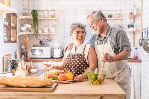 10 Strategi Memastikan Asupan Vitamin yang Cukup di Masa Tua