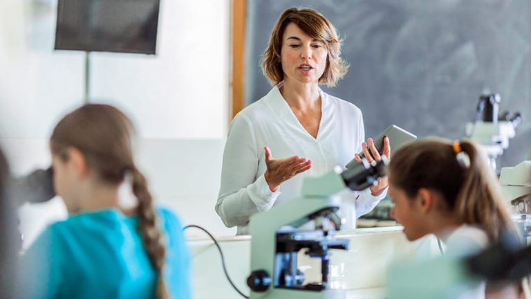 7 Cara Menghindari Tenggorokan Lelah bagi Guru dan Public Speaker