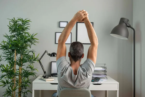 5 Teknik Relaksasi Otot Setelah Seharian Duduk di Kantor