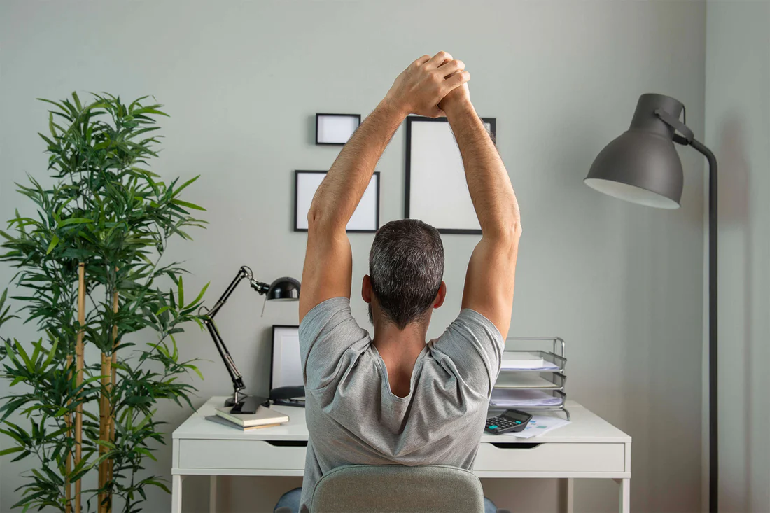 5 Teknik Relaksasi Otot Setelah Seharian Duduk di Kantor